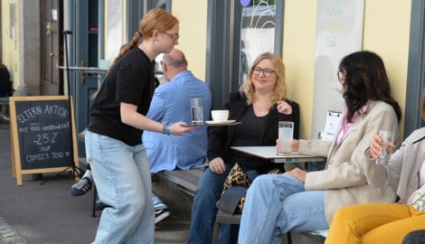 Getränke und Süßigkeiten bestellt man hier mit Worten oder Gebärden. Jeder Gast, wie er möchte.