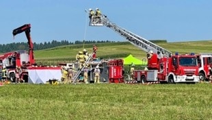Bei einem Unfall in Göming kippte ein Feuerwehrauto um.