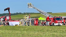Bei einem Unfall in Göming kippte ein Feuerwehrauto um.