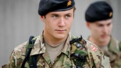 Der dänische Kronprinz hat Sonnenbrille und Sommerhosen gegen Militärausrüstung eingetauscht. 