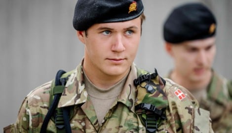 Der dänische Kronprinz hat Sonnenbrille und Sommerhosen gegen Militärausrüstung eingetauscht.