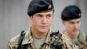 Der dänische Kronprinz hat Sonnenbrille und Sommerhosen gegen Militärausrüstung eingetauscht. 