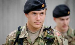 Der dänische Kronprinz hat Sonnenbrille und Sommerhosen gegen Militärausrüstung eingetauscht. 