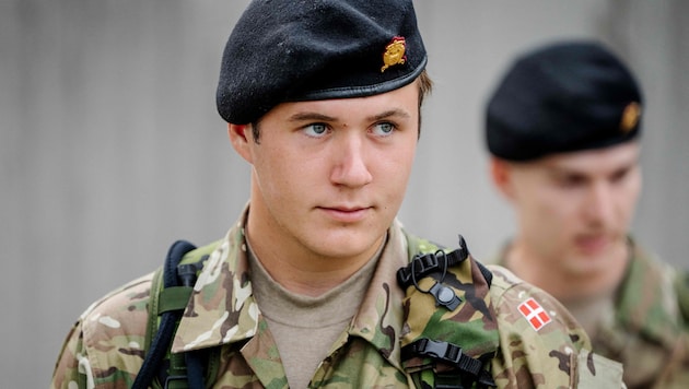 Der dänische Kronprinz hat Sonnenbrille und Sommerhosen gegen Militärausrüstung eingetauscht.