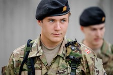 Der dänische Kronprinz hat Sonnenbrille und Sommerhosen gegen Militärausrüstung eingetauscht. 