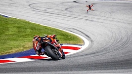 Jonas Folger im Duell mit der Red Bull Drone 1