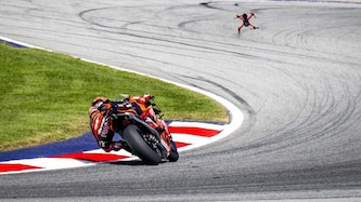 Jonas Folger im Duell mit der Red Bull Drone 1
