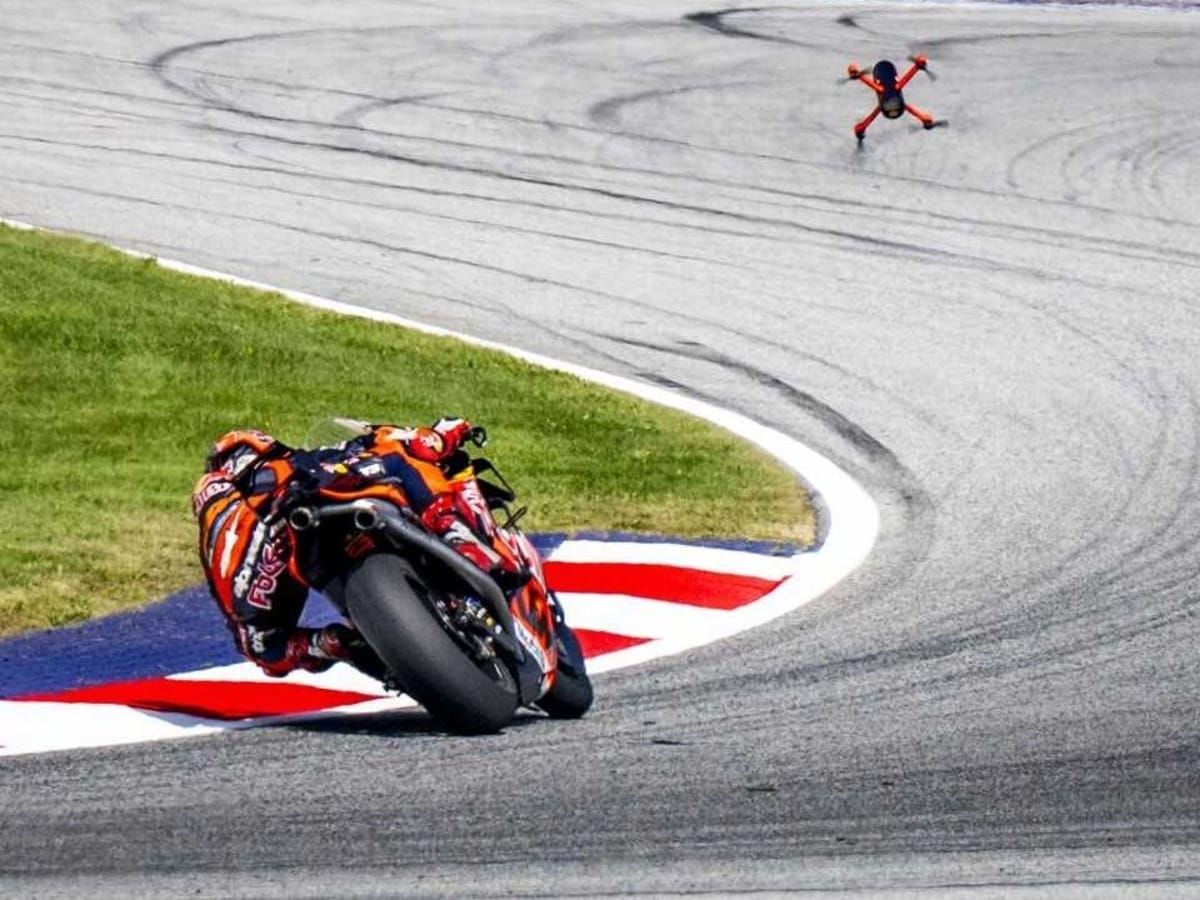 Hier im Video - Drohne jagt Ex-MotoGP-Fahrer um den Red Bull Ring