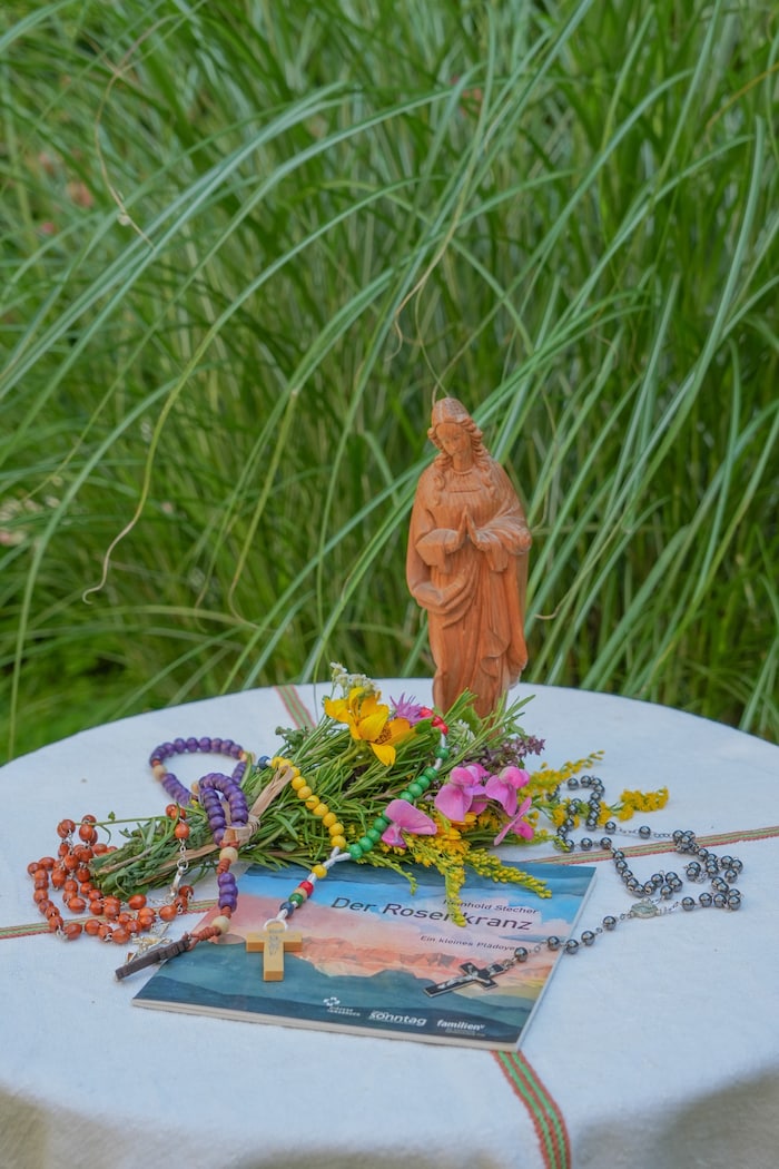 Rosenkranz und Kräuterbüschel gehören dazu.