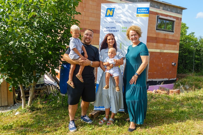 Landesrätin Teschl-Hofmeister mit Familie Burlacu, die sich bald über geförderten Wohnraum ...