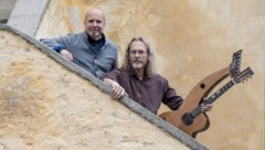 Norbert Mang (li.) und Joachim Csaikl (re.) präsentieren Texte aus Viktor Frankls Buch „Trotzdem ...