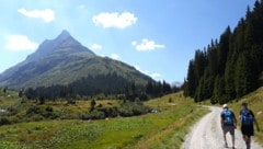 Der Patteriol ragt über der Konstanzer Hütte empor.