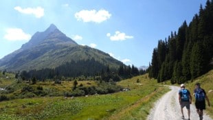 Der Patteriol ragt über der Konstanzer Hütte empor.