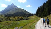 Der Patteriol ragt über der Konstanzer Hütte empor.