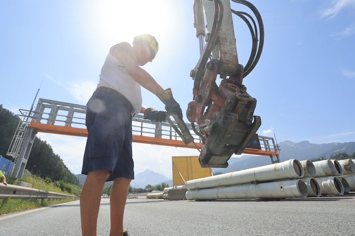 Für Bauarbeiter wie hier auf der Brennerautobahn beginnt eine heiße Arbeitswoche.