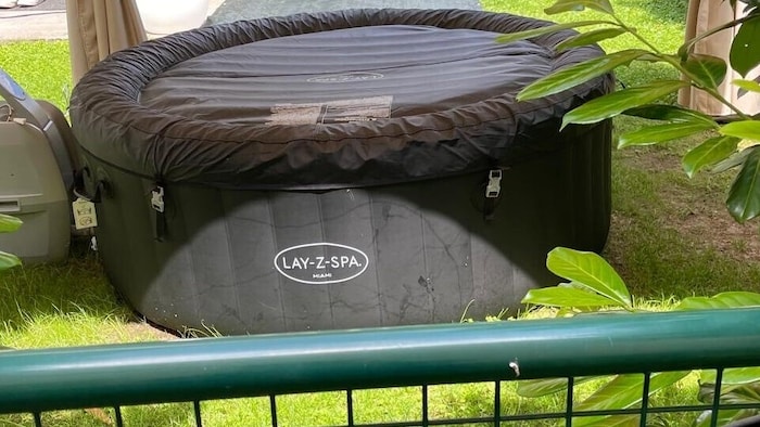 Der Whirlpool im Garten eines Mitarbeiters des Wohnbauträgers und vor allem sein Inhalt sorgen ...