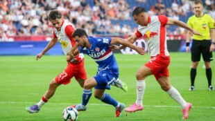 Jacob Italiano (Mi.) fordert vollen Einsatz von seinen Mitspielern.