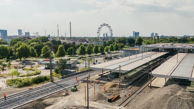 An die 700 Züge rollen täglich über die beliebte S-Bahn-Linie. Die Bauarbeiten, wie etwa hier am ...