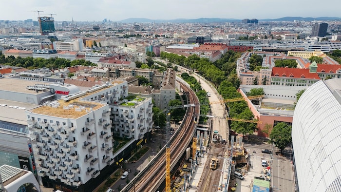 Bei der Station Handelskai werden die Bahnsteige verlängert, Bau- und Tragwerke erneuert sowie ...