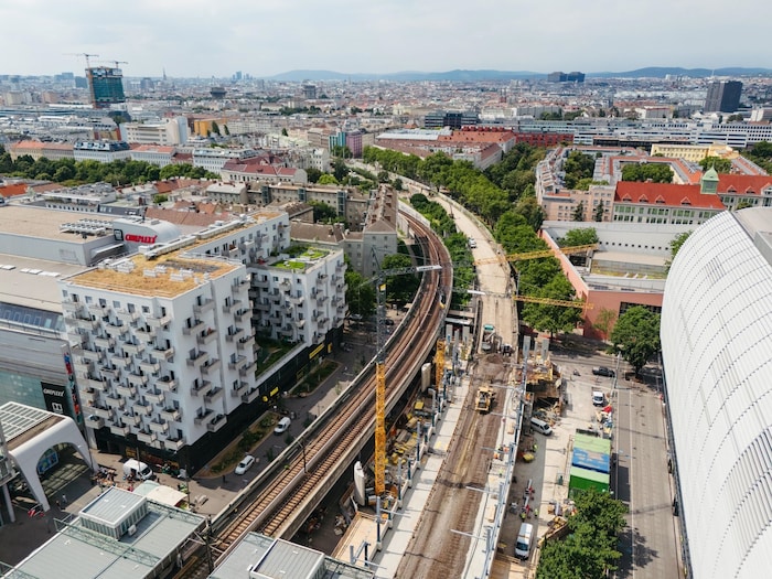Bei der Station Handelskai werden die Bahnsteige verlängert, Bau- und Tragwerke erneuert sowie ...