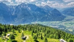 Der herrliche Blick vom Anna Schutzhaus ins Tal und auf die Lienzer Dolomiten.