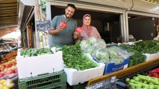 Saad Goha und Safaa Abdel-Hamid bieten am Viktor-Adler-Markt in Favoriten frisches Obst und ...