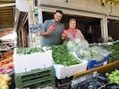 Saad Goha und Safaa Abdel-Hamid bieten am Viktor-Adler-Markt in Favoriten frisches Obst und ...
