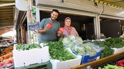 Saad Goha und Safaa Abdel-Hamid bieten am Viktor-Adler-Markt in Favoriten frisches Obst und ...