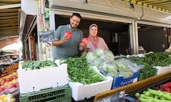 Saad Goha und Safaa Abdel-Hamid bieten am Viktor-Adler-Markt in Favoriten frisches Obst und ...