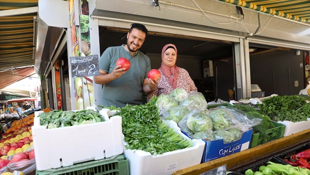 Saad Goha und Safaa Abdel-Hamid bieten am Viktor-Adler-Markt in Favoriten frisches Obst und ...