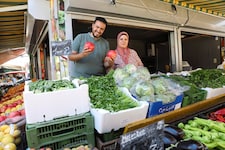 Saad Goha und Safaa Abdel-Hamid bieten am Viktor-Adler-Markt in Favoriten frisches Obst und ...