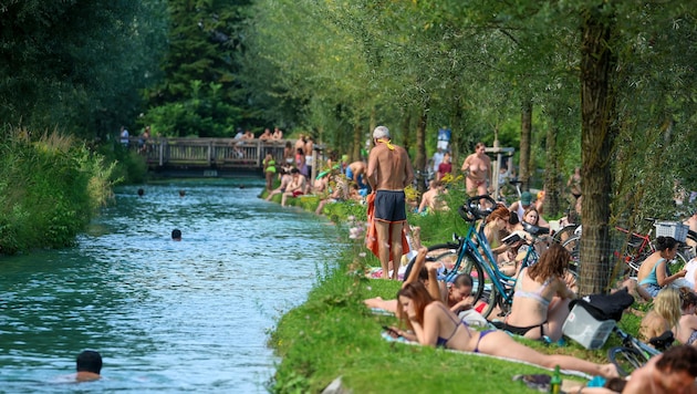Wenn es in der Stadt Salzburg heiß ist, zieht es viele an den Almkanal.