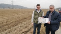 Bernd Brodtrager (links) kämpfte gegen große PV-Anlagen auf fruchtbaren Äckern. 