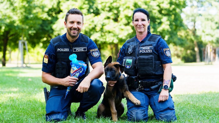 Kommandant Gabriel Berkes sowie Ulrike K., Diensthundeführerin und selbst ernannte Mama von ...