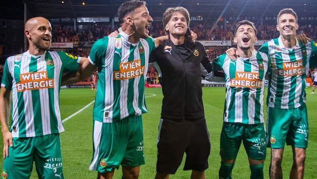 Rapid feiert den Aufstieg in das Play-off der Conference League.