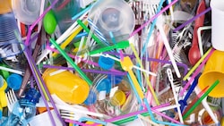 Plastik vermüllt Meere und Umwelt und vergiftet Ökosysteme, tötet Fische und andere Lebewesen ...