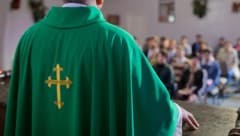 Der Priester hatte sich als Arzt ausgegeben und finanzierte nicht nur Reisen und Dinner-Dates, ...