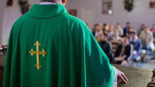 Der Priester hatte sich als Arzt ausgegeben und finanzierte nicht nur Reisen und Dinner-Dates, ...