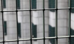 Am Donnerstagabend ist ein Häftling auf einen schlafenden Mitinsassen losgegangen. Ein weiterer ...