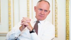 Minister Karner wird mit den Koalitionspartnern über den Asyl- und Migrationspakt diskutieren ...