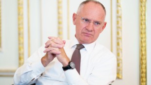 Minister Karner wird mit den Koalitionspartnern über den Asyl- und Migrationspakt diskutieren ...
