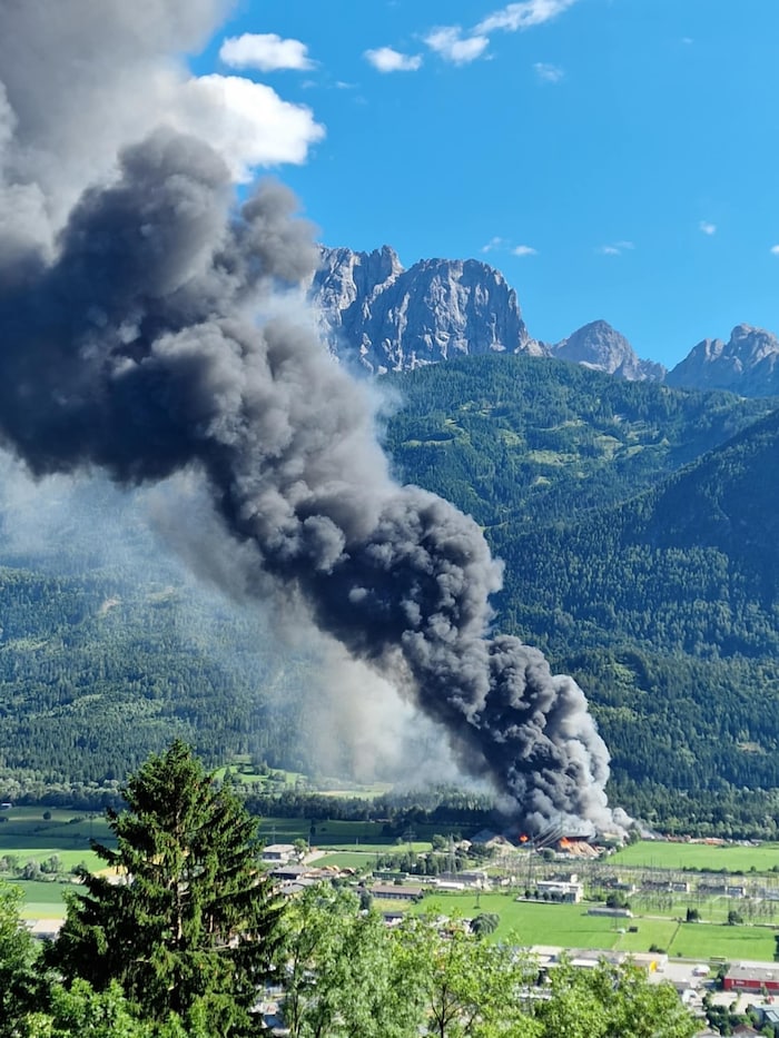 Tagelang hielt der Brand die Feuerwehren auf Trab.