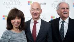 Jeff Bezos trauert gemeinsam mit seinem Stiefvater Mike (rechts) um seine Mutter Jackie. 