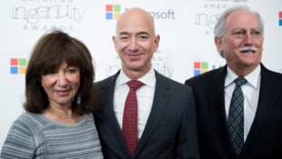 Jeff Bezos trauert gemeinsam mit seinem Stiefvater Mike (rechts) um seine Mutter Jackie. 