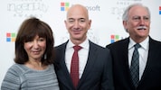 Jeff Bezos trauert gemeinsam mit seinem Stiefvater Mike (rechts) um seine Mutter Jackie. 