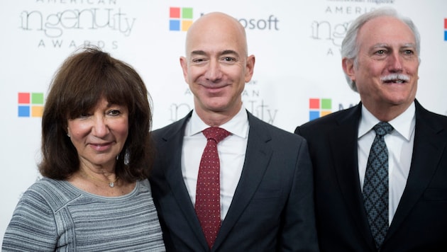 Jeff Bezos trauert gemeinsam mit seinem Stiefvater Mike (rechts) um seine Mutter Jackie.