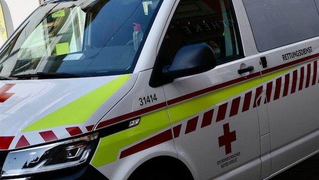 Die drei Verletzten wurden vom Roten Kreuz in Krankenhäuser gebracht (Symbolbild).