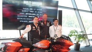 Dorna-Sportchef Carlos Ezpeleta (r.) stellte gemeinsam mit den Verantwortlichen von Harley ...