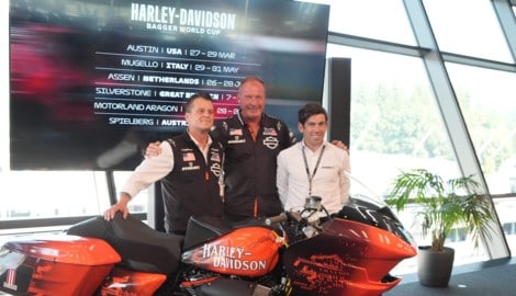 Dorna-Chef Carlos Ezpeleta (r.) stellte gemeinsam mit den Verantwortlichen von Harley Davidson ...