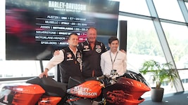 Dorna-Sportchef Carlos Ezpeleta (r.) stellte gemeinsam mit den Verantwortlichen von Harley ...